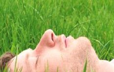 Mann chillt in Gras