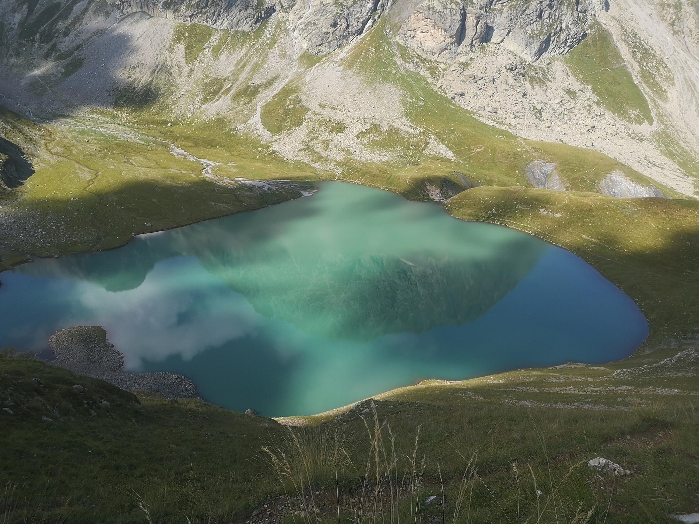die Silhouette eines Berges, spiegelt sich in einem See - das Bild ist ein Link zur Seminarreihe